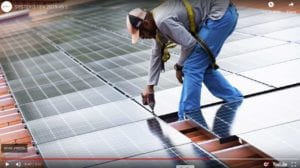 Un membre de notre équipe de poseurs de panneaux solaires